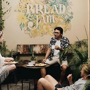 https://bread-and-jam-hostel.ubudhotelsnow.com